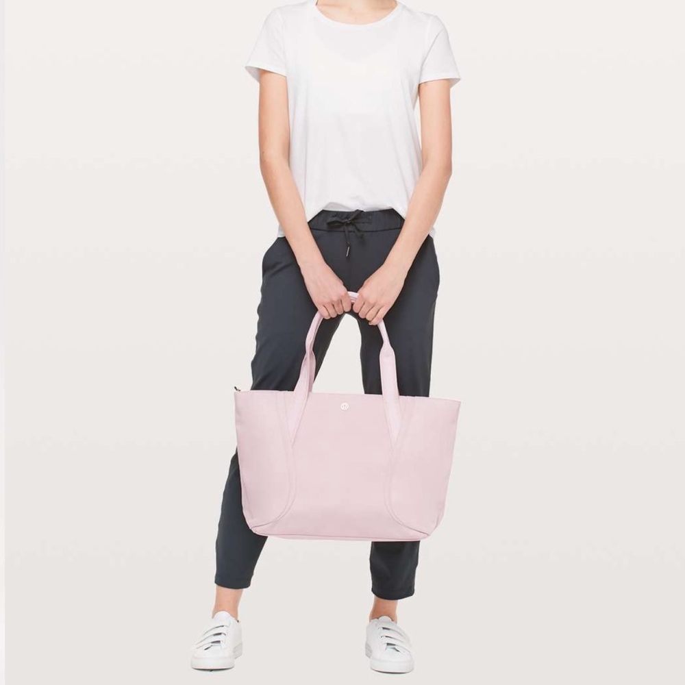 Lululemon out of range tote weekend laptop work gym bag 20L misty pink